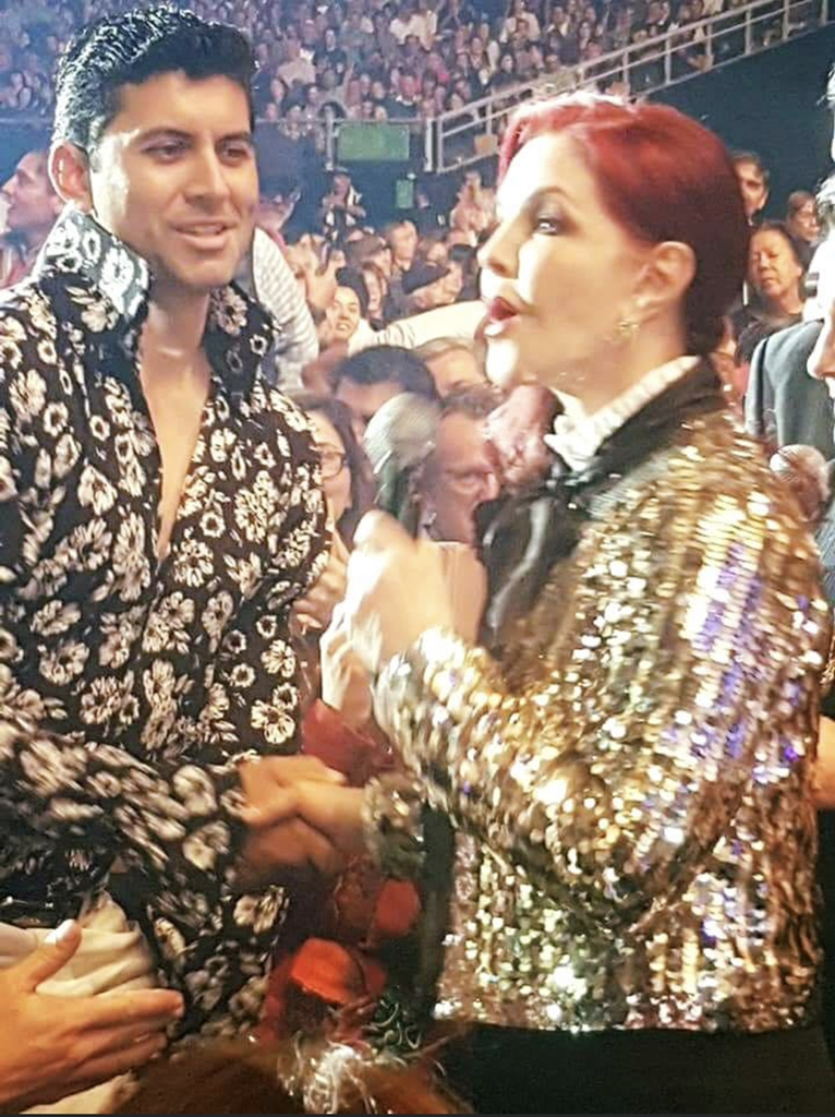 Angel junto a Priscilla Presley